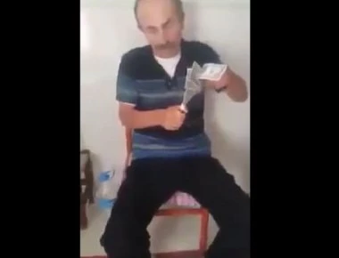 Οπαδοί του Ερντογάν καίνε δολάρια!